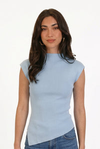 Blusa asimétrica con cuello alto