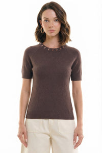Playera tejida con piedras en cuello