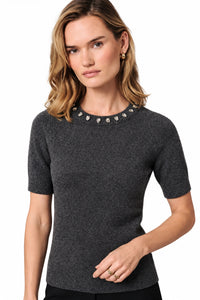 Playera tejida con piedras en cuello