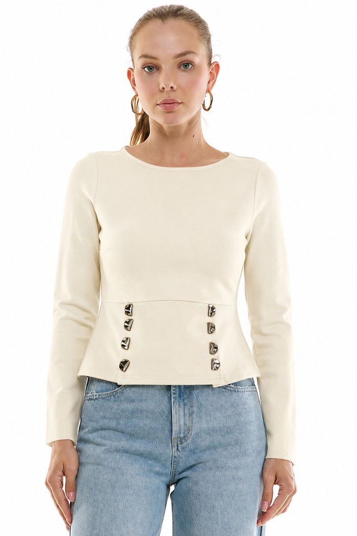 Blusa con botones decorativos