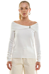 Blusa con hombros descubiertos y detalle metálico