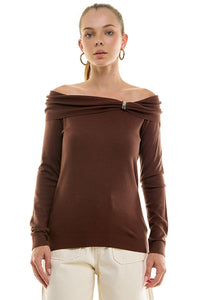 Blusa con hombros descubiertos y detalle metálico