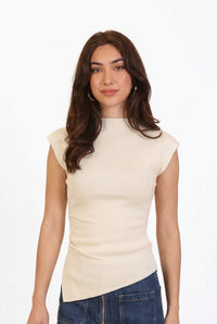 Blusa asimétrica con cuello alto